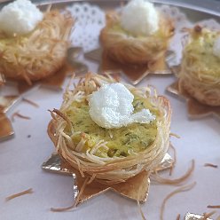 Cestinetto di pasta fillo croccante con farcitura di zucchini brasati e spuma d'uovo