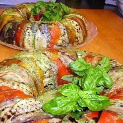 Ciambellone di pasta fredda con verdure alla mediterranea