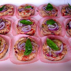 Insalata panzanella ricetta tradizionale con pane, pomodoro, peperone e olive e cipolla