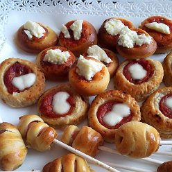 Mini hot dog-pizzette classiche e sfogliate
