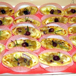 Tartelle Taggiasche con crescenza, cipollotti di Tropea e olivette