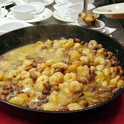 Gamberetti piccanti all'aglio con borlotti stufati
