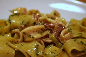 Calamarata con sugo di pesce