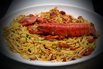 Fettuccine con astice e pomodorini confì