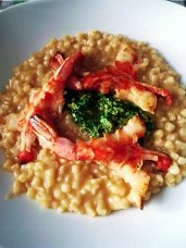 Fregula risottata con ristretto di astice, gamberi e pesto di acciughe, basilico e senape