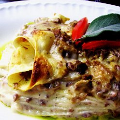 Lasagna funghi e salsiccia