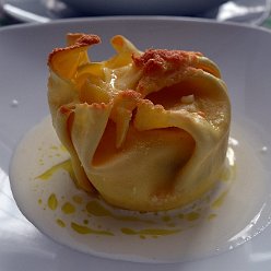 Lasagnetta monoporzione con ragù vero bologne su crema di parmigiano