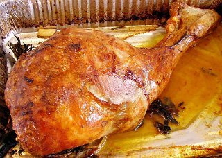 Cosciotto di agnello al forno  farcito con stufato di carciofi