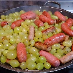 Salamini con stufato d'uva