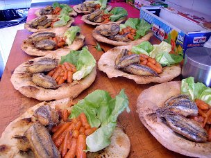 Alici ripiene e fritte con carotine su piatto di pane (2)