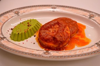 Anello di totano farcito con guazzetto di mare e gelatina di piselli al pepe rosa