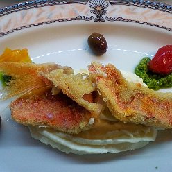Filetto di triglia su crema di ricotta al profumo di lime, olive, pesto e pomorino confit