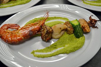 Spiedino di pesce su crema di zucchine