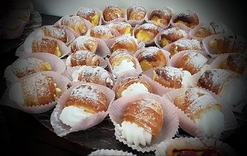 Cannoli con crema e panna