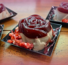 Panna cotta con gelée alle fragole