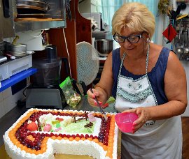 Paolina decora la torta 1 fattoria